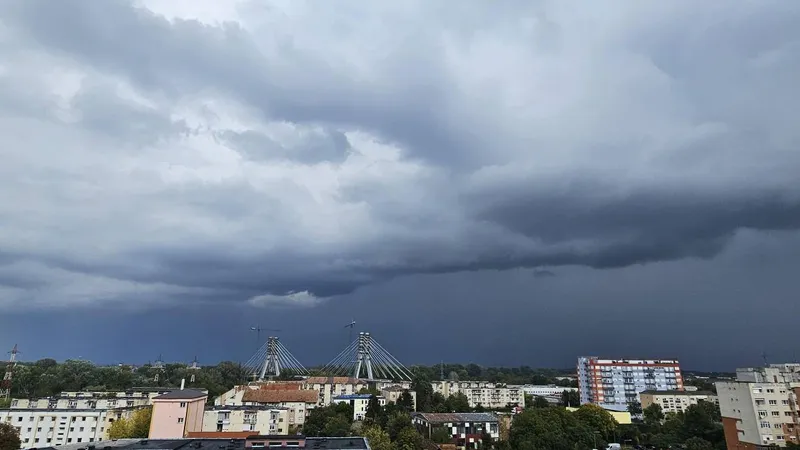 Meteorologii diminuează dimensiunile furtunii din București (sursa: Facebook/Meteoplus)