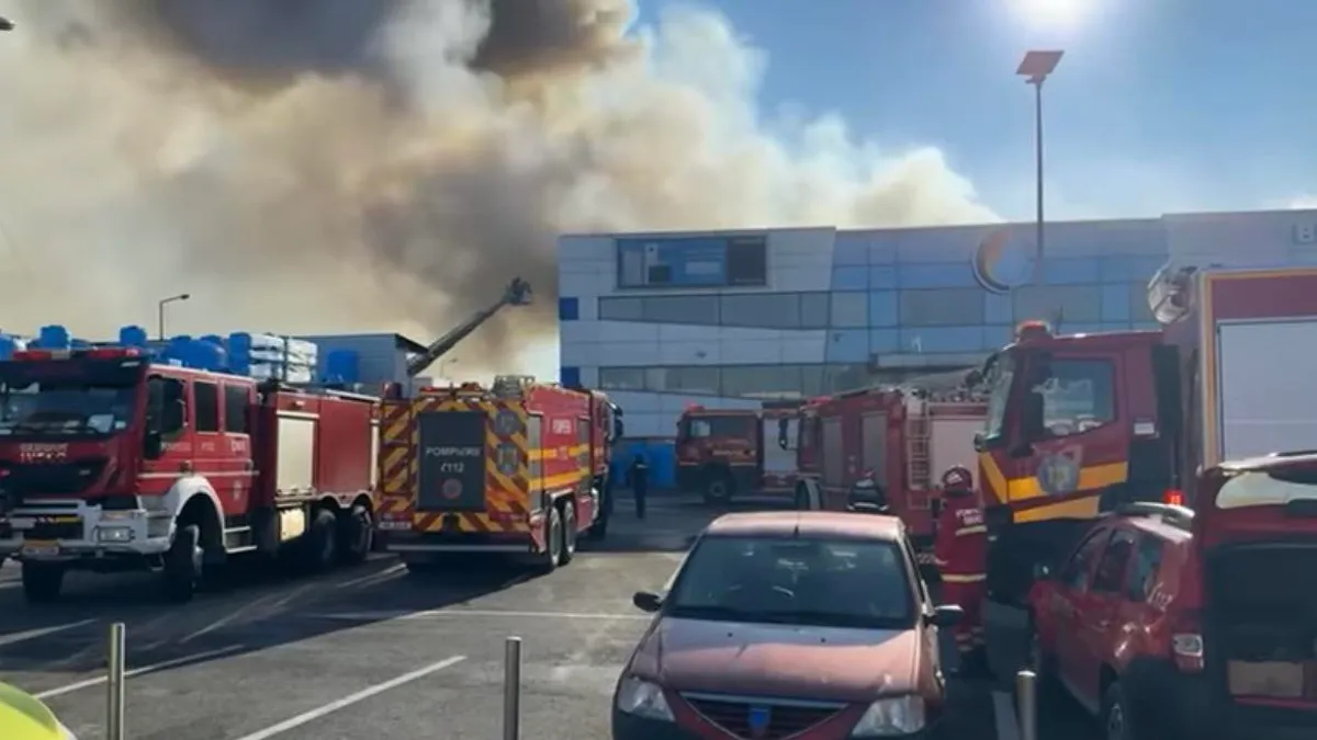 Incendiu puternic în București (sursa: Facebook/Alexandru Rogobete)