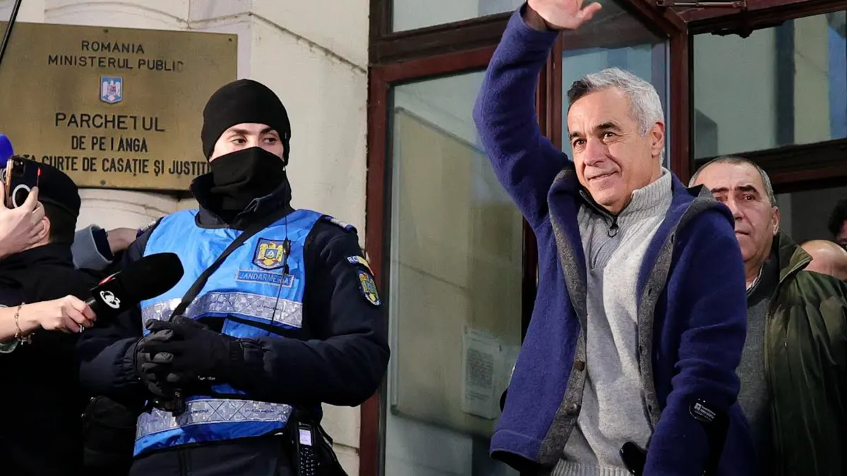 Călin Georgescu, sprijinit de un magistrat (sursa: Inquam Photos/Octav Ganea)