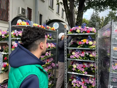 Moaștele Sfintei Parascheva, aranjament floral extraordinar (sursa: ziaruldeiasi.ro)