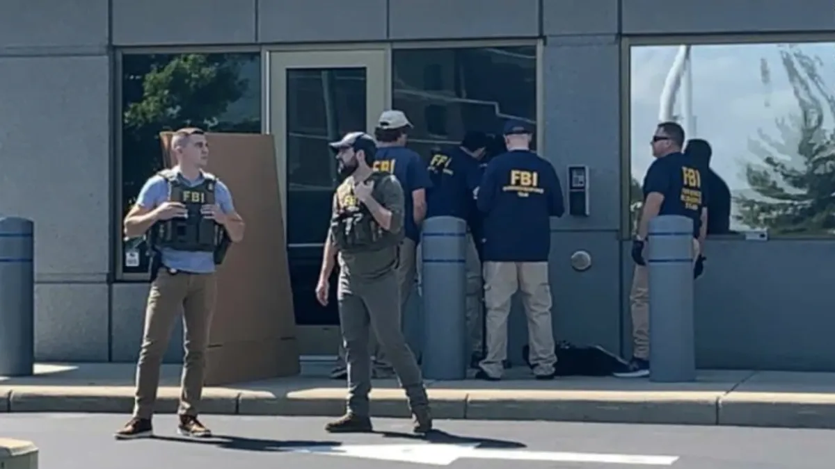 Fan Trump, înarmat în sediul FBI (sursa: CNN)