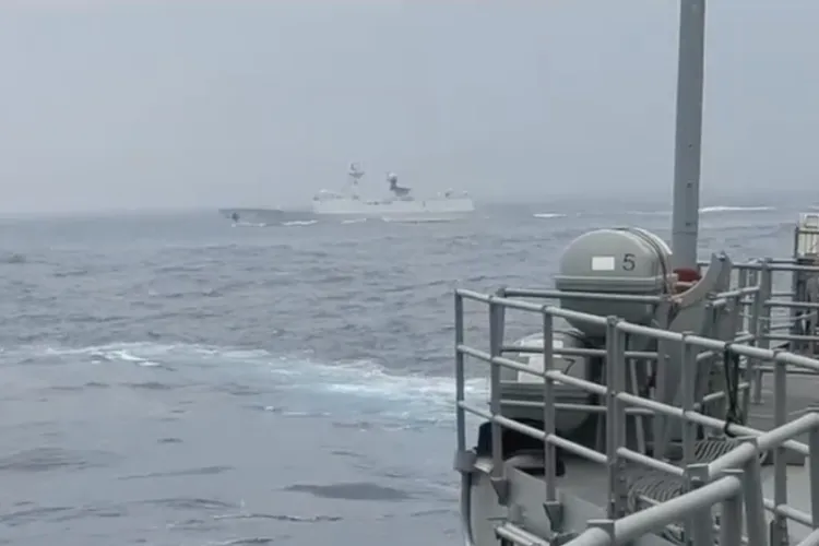 VIDEO China agită iar apele în strâmtoarea Taiwan, unde a trimis 71 de avioane militare și nouă nave de război. Beijingul, iritat de vizita președintei taiwaneze în SUA