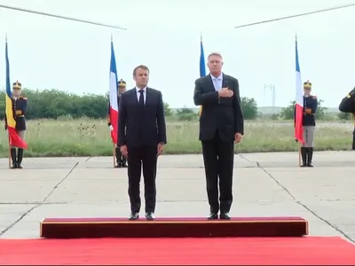 Macron primit de Iohannis la Baza Kogălnicean (sursa: Facebook/AdministratiaPrezidentiala)