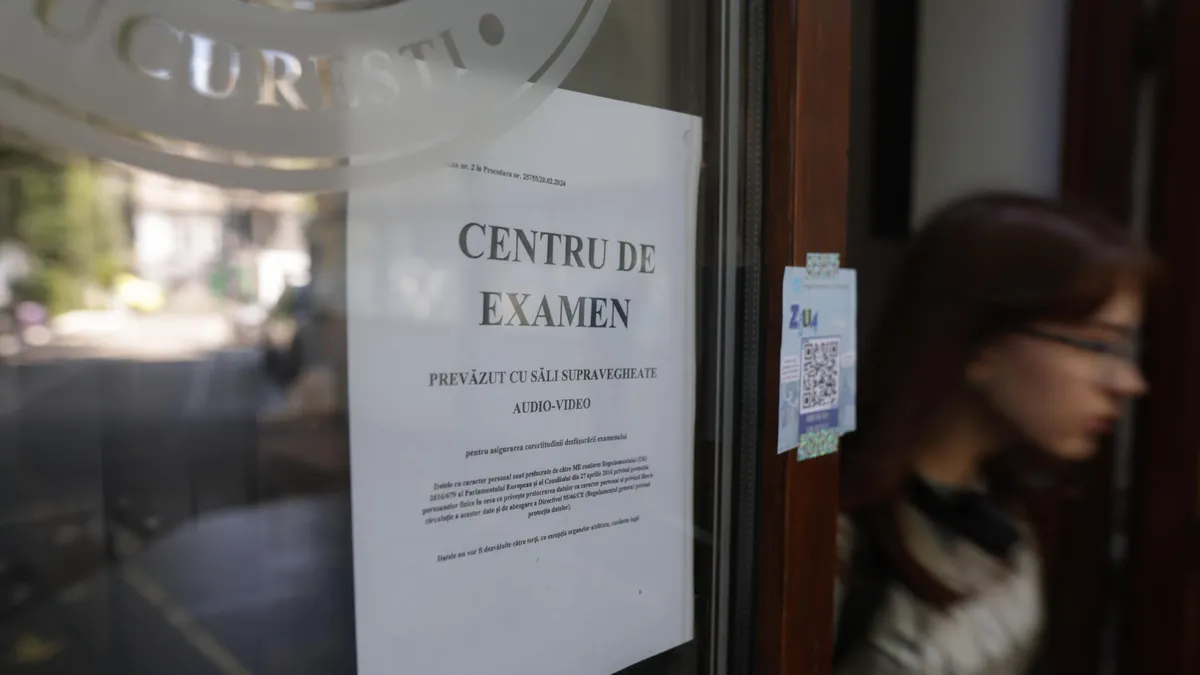 O elevă iese de la o probă de bacalaureat, București