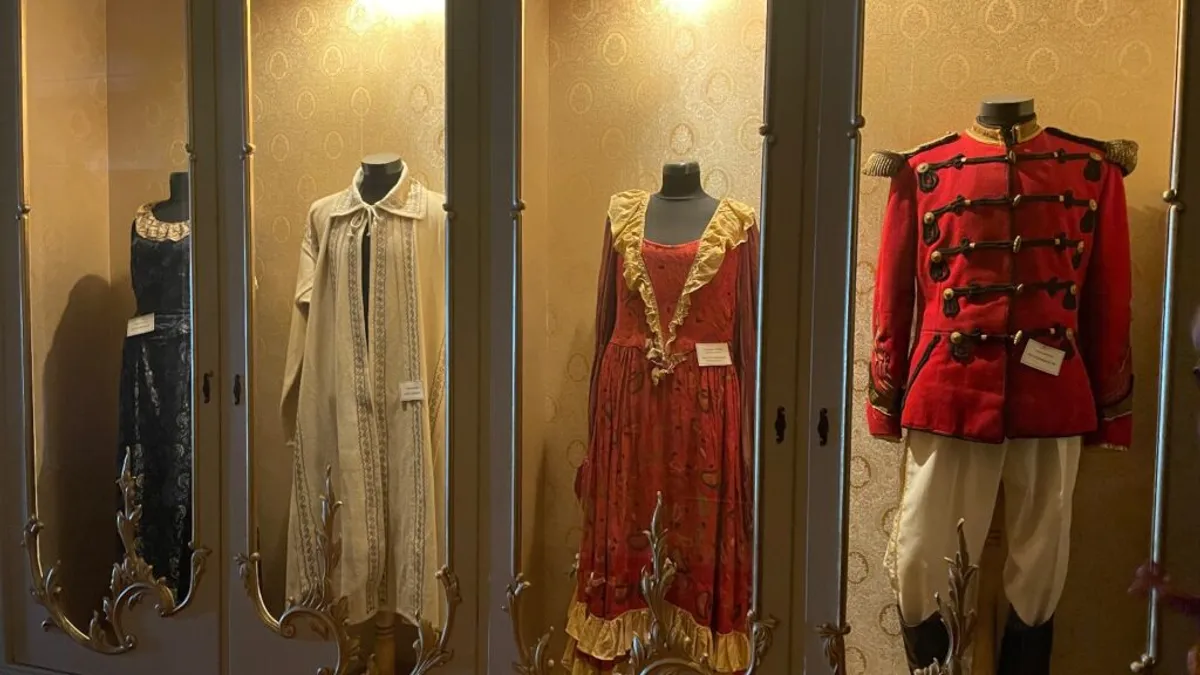 Comoara din teatru: 800.000 de costume (sursa: ziaruldeiasi.ro)