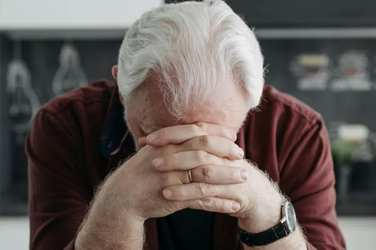 Pensionar reabilitat, în registrul abuzatorilor sexuali (sursa: pexels.com/Pavel Danilyuk)