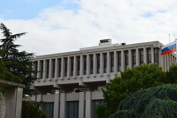 Diplomați ruși, expulzați din Franţa, Germania. În imagine, ambasada rusă de la Paris (sursa: TASS)