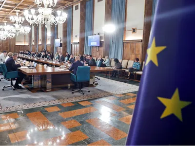 Guvernarea Bolojan a reușit să reducă numărul bugetarilor cu 27.000  Foto: Guvernul României