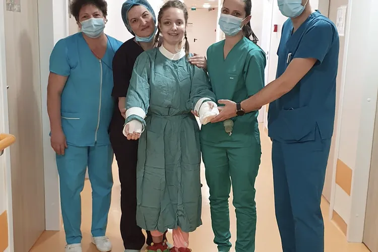 Imagini extraordinare: adolescenta cu brațele replantate (sursa: Facebook/Vally Tudose)