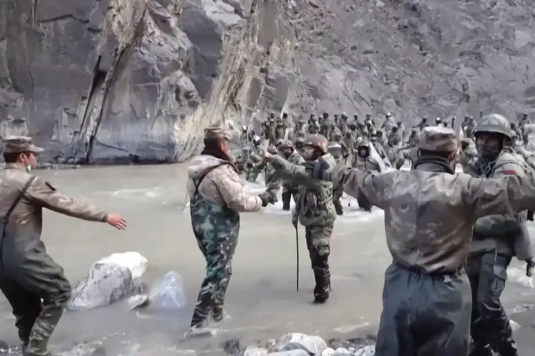 Bătaie între soldații puterilor nucleare China și India Foto: Twitter