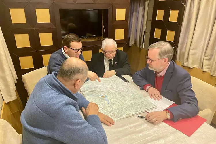Premierii din Cehia, Polonia și Slovenia au ajuns la Kiev, după o lungă călătorie cu trenul Foto: Twitter Morawiecki