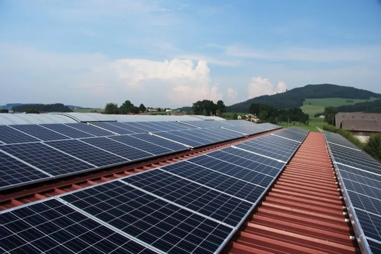 Țeapa panourilor fotovoltaice de pe casă (sursa: ziaruldeiasi.ro)