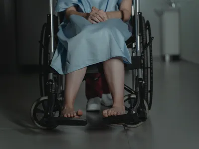 Ajutor pentru pensionari: aparate auditive, fotolii rulante și proteze prin CNAS, chiar dacă nu aveți certificat de handicap