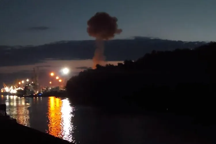 VIDEO Rusia a atacat ținte din Ucraina aflate la câțiva kilometri de România: atacul, vizibil de pe partea românească a Dunării. Au fost lovite nave cu petrol românesc