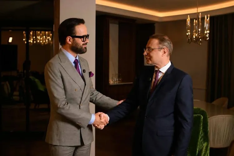 Întrebări penibile puse de angajații Antenei 3 premierului desemnat Luca Niculescu: “Puteți să ne dați exemple din viața dumneavoastră când ați fost om înainte de orice?“