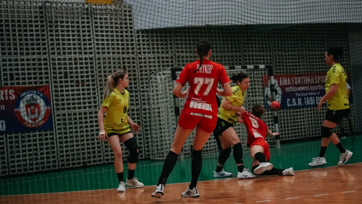 Jucătoare de handbal, în timpul unui meci