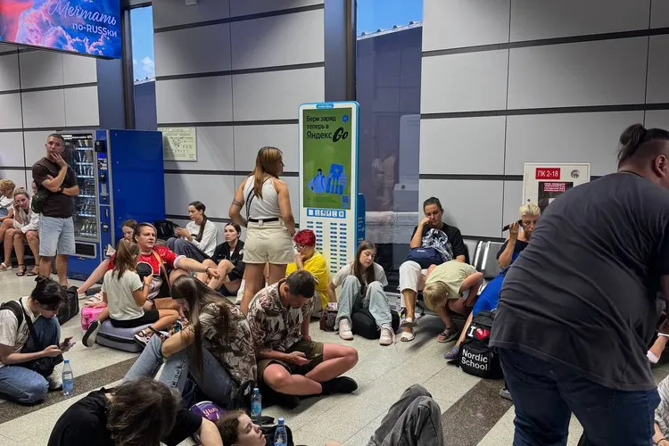 Pasagerii ruși blocați pe aeroportul Soci de atacurile ucrainene au rămas și fără mâncare Foto: X/Twitter