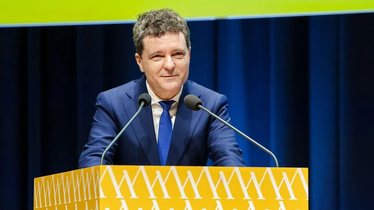 Nicușor Dan semnează declarația pentru Ucraina (sursa: Facebook/Nicușor Dan)