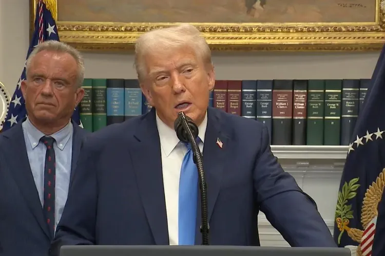 Donald Trump leagă paracetamolul de autism (sursa: Facebook/The White House)