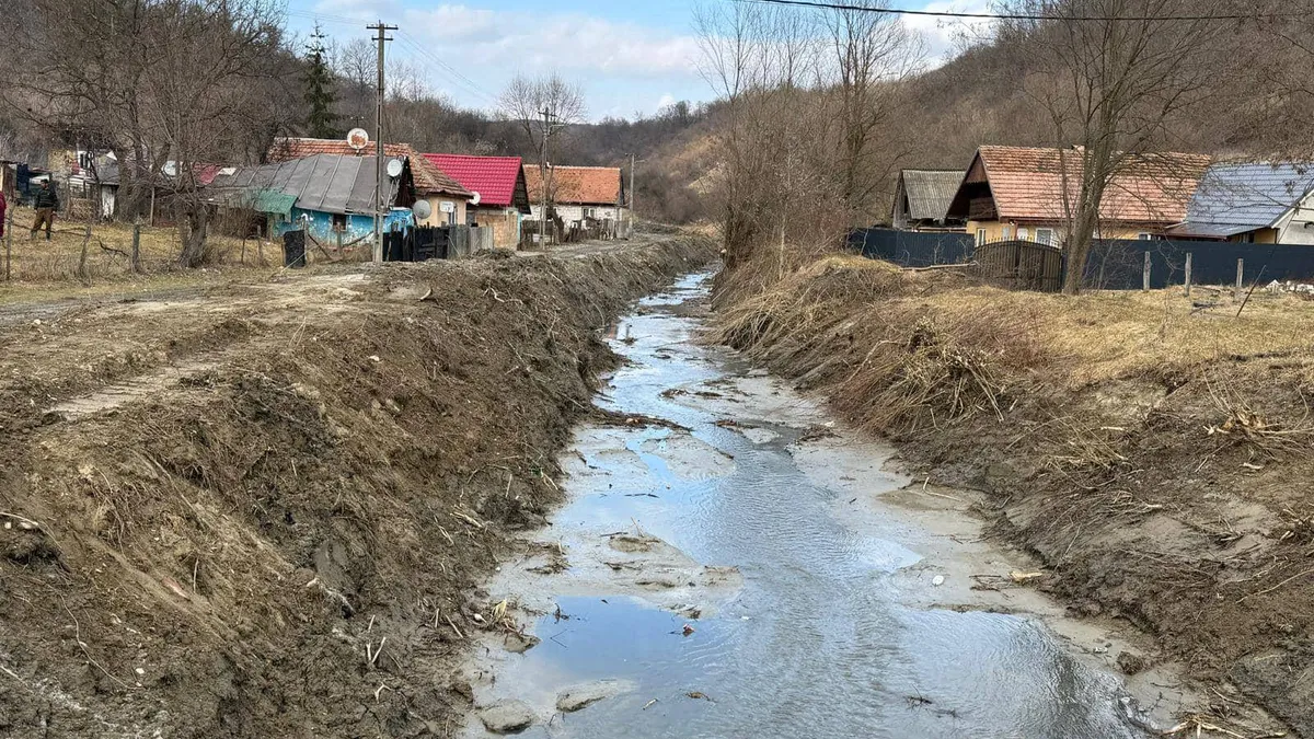 Copil încuiat și legat cu lanț (sursa: Facebook/Primaria comunei Porumbacu de Jos)