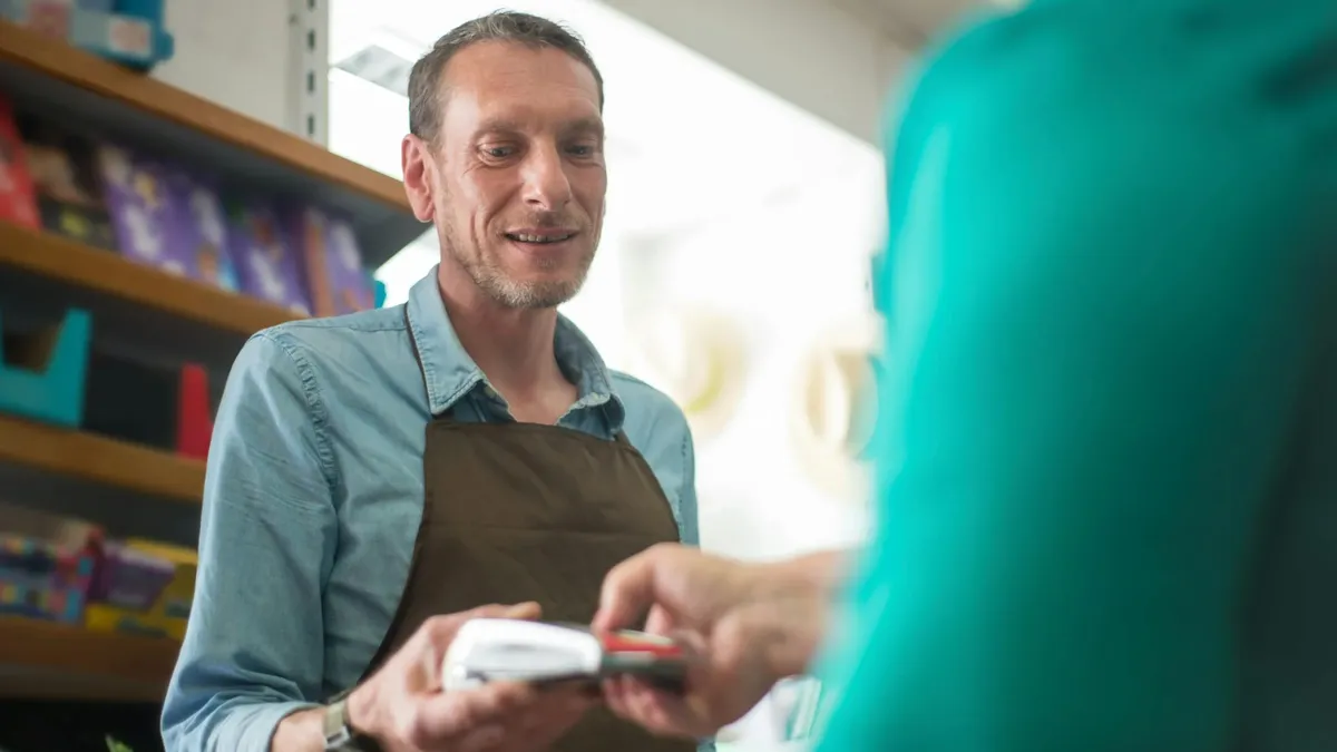 Chiar și tarabele din piață trebuie să aibă POS pentru plata cu cardul, legea a intrat în vigoare (sursa: Pexels/Kampus Production)