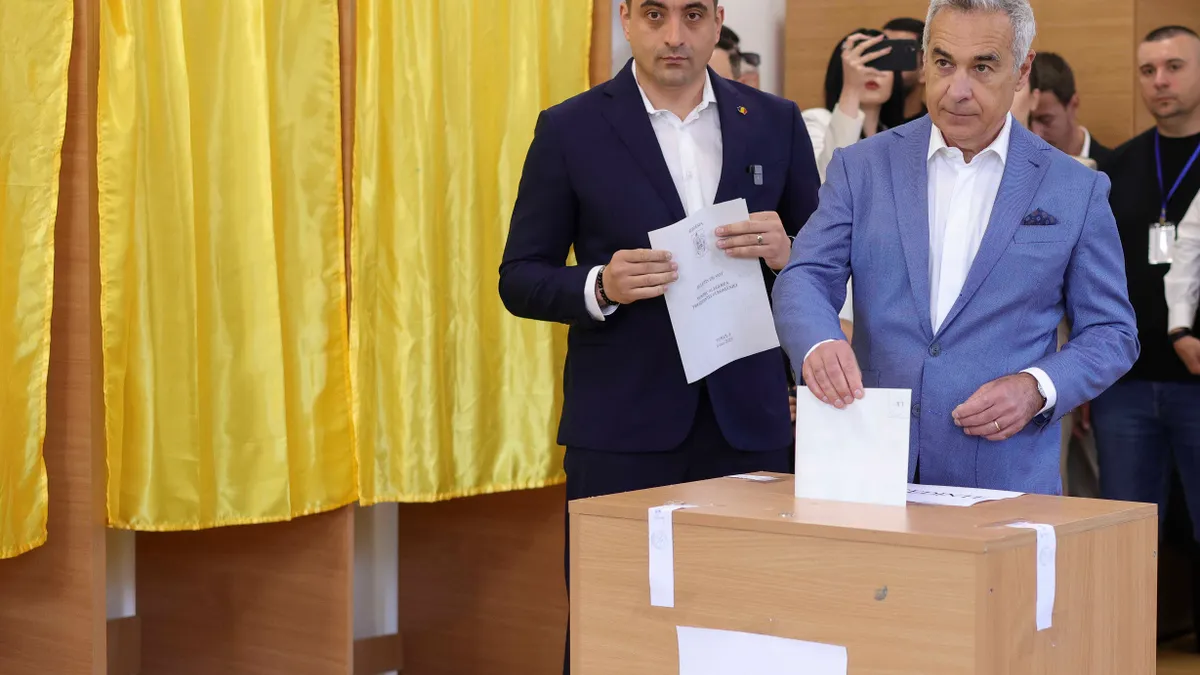 Simion, la vot cu Călin Georgescu (sursa: Inquam Photos/Octav Ganea)