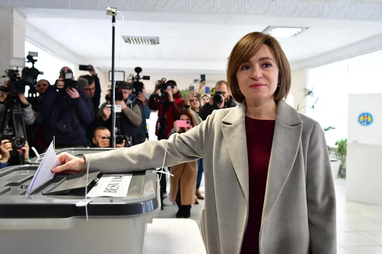 Moldova a notificat țări UE, inclusiv România, că Rusia va încerca să perturbe votul de azi, turul al doilea al prezidențialelor. Miza, uriașă: depărtarea Chișinăului de Moscova