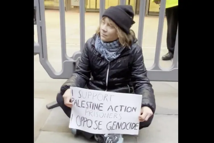 Greta Thunberg, arestată la Londra (sursa: X/Prisoners For Palestine)