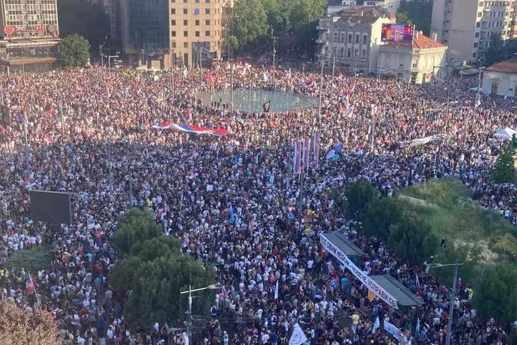 Serbia, protest masiv pentru alegeri anticipate (sursa: X/whatever)