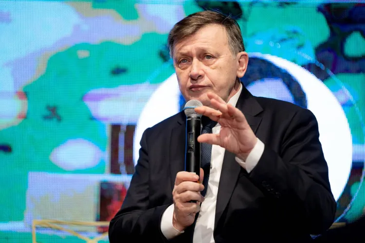 Crin Antonescu ține partea lui Trump (sursa: Facebook/Crin Antonescu)