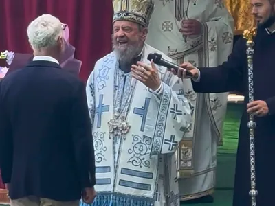 VIDEO+FOTO Mitropolitul Ardealului, Laurențiu Streza, îl primește pe Călin Georgescu râzând încântat. Streza l-a decorat, în 2023, pe George Simion