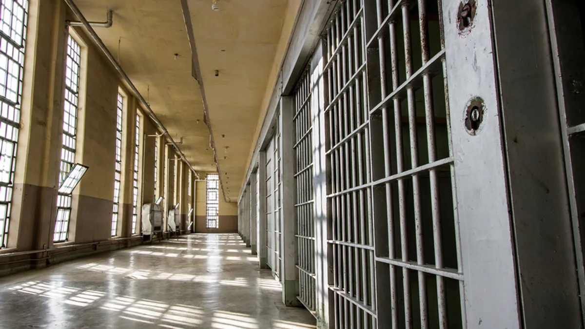 Culoar de penitenciar, cu celule și zăbrele