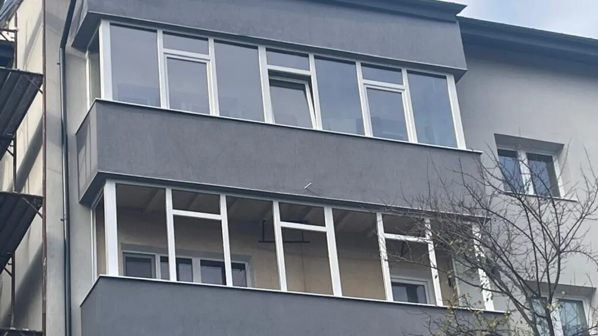 Blocuri anvelopate neglijent - geamuri nefuncționale, mizerie (sursa: ziaruldeiasi.ro)