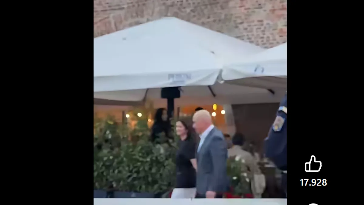 Ilie Bolojan, aplaudat la scenă deschisă când iese dintr-un restaurant din Oradea Foto: captură video