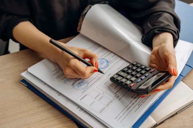 Bani în plus la pensie și pensionare mai devreme: cum verifici dacă ai grupele de muncă trecute corect în carnet