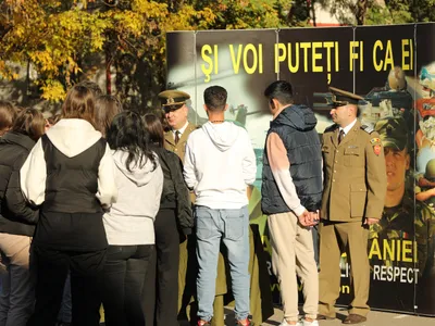 Armata, păzită de civili la Iaşi (sursa: Facebook/Centrul Militar Zonal Iași)