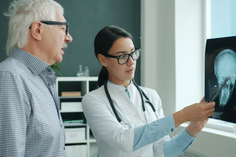 Analize gratuite pentru pensionari: ce poți solicita prin medicul de familie și cum accesezi pachetul de prevenție
