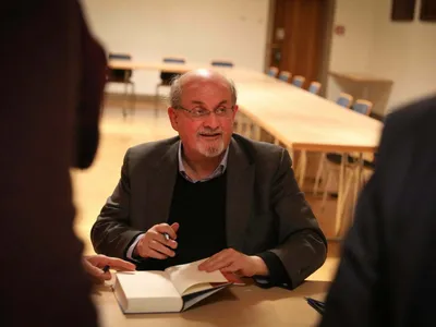 Rushdie, fără un ochi, mână invalidă (sursa: Facebook/Literaturfest München)