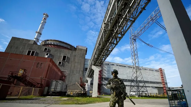 Centrala nucleară Zaporojie, atacată cu dronă (sursa: voanews.com)