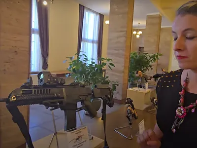 Fabrica de la Cugir, pe cale să fabrice propriul pistol-mitralieră Foto: captură video