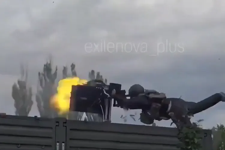 VIDEO Scene de comedie cu un trăgător al antiaerienei rusești care pierde controlul mitralierei - nu sunt imagini generate de AI