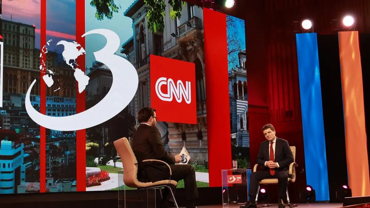 Cum a profitat Mihai Gâdea de prezența lui Nicușor Dan Foto: Captură video