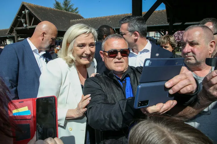 Marine Le Pen, deturnare ca Dragnea (sursa: Facebook/Marine Le Pen)