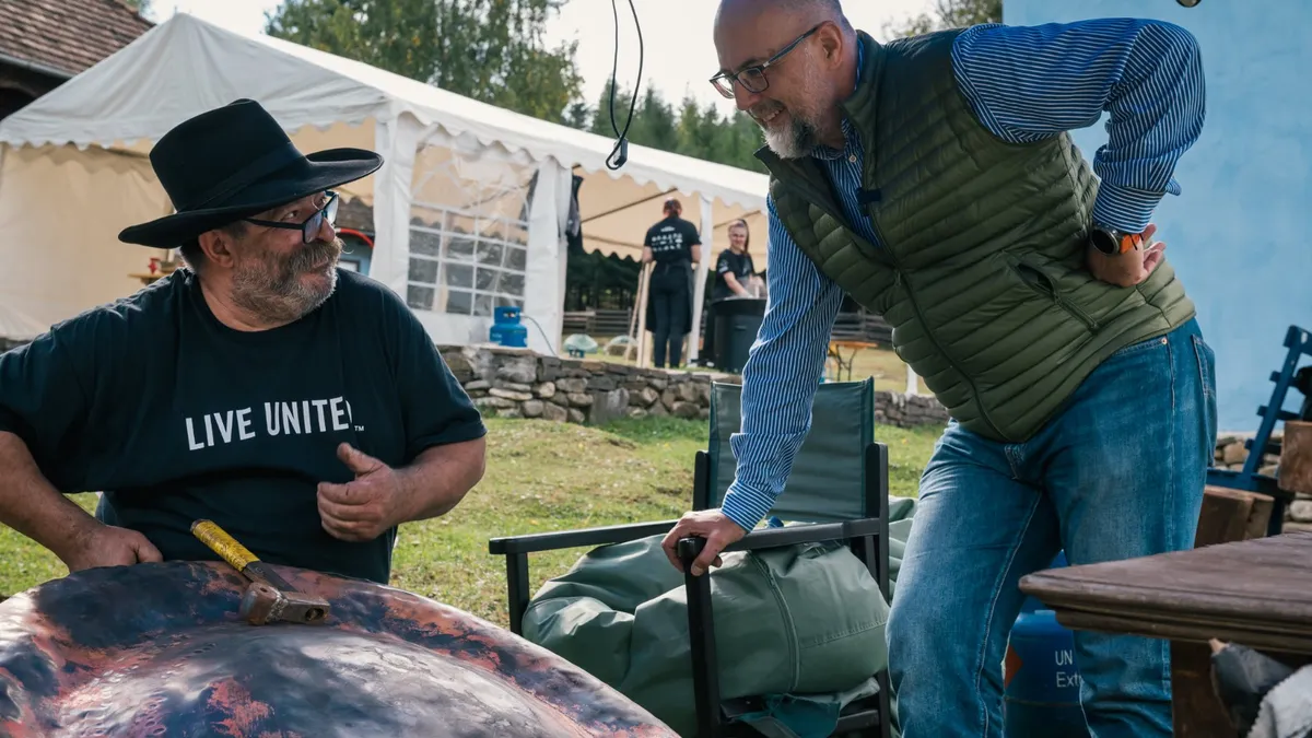 Kelemen Hunor invită bucureștenii la o bere rece și o discuție despre România Foto: Facebook