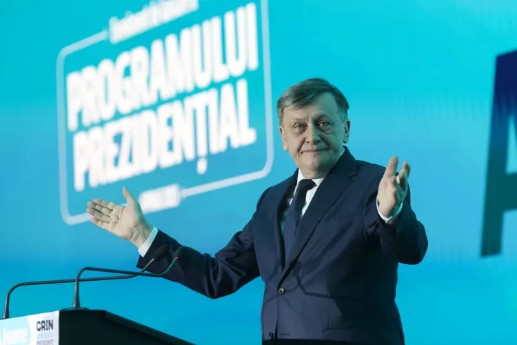 Crin, panicat, încearcă să scape de scandalul pozelor trucate scoase de Lasconi: Nu mă interesează!