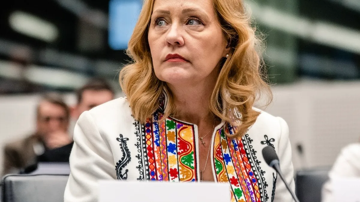 Ciucă îi cere Elenei Lasconi retragerea (sursa: Facebook/Elena Lasconi)