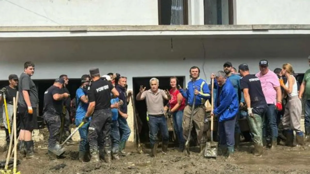 George Simion și Călin Georgescu se plimbă separat prin Broșteni Foto: Antena 3