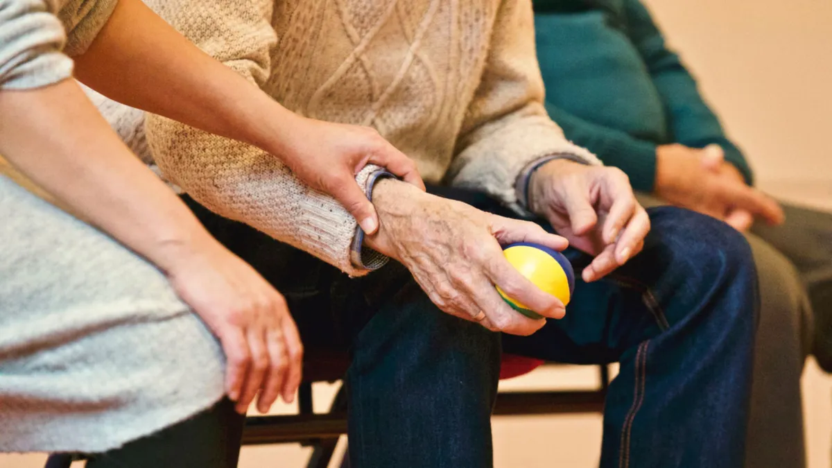 Persoană în vârstă care beneficiază de îngrijire