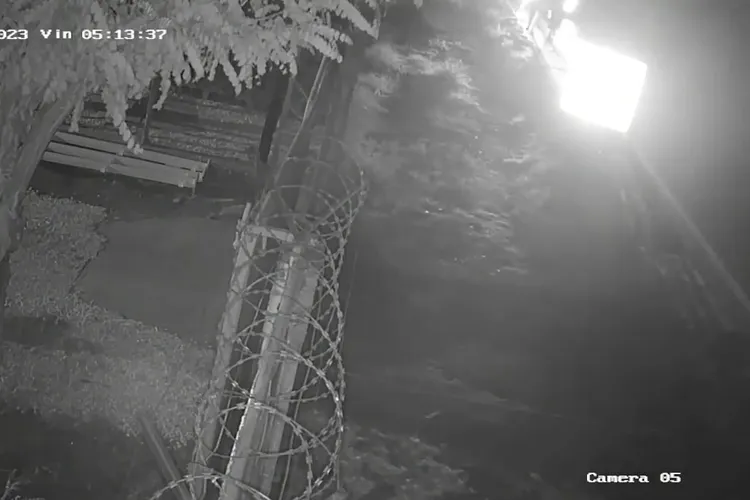 VIDEO Momentul în care mașina drogatului Vlad Pascu îi spulberă pe tineri la 2 Mai. Farurile mașinii erau aprinse. Tinerii mergeau în afara carosabilului