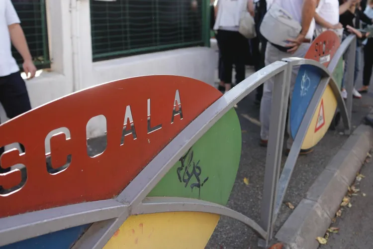 Primele burse școlare, virate pe 20 noiembrie (sursa: Inquam Photos/Octav Ganea)